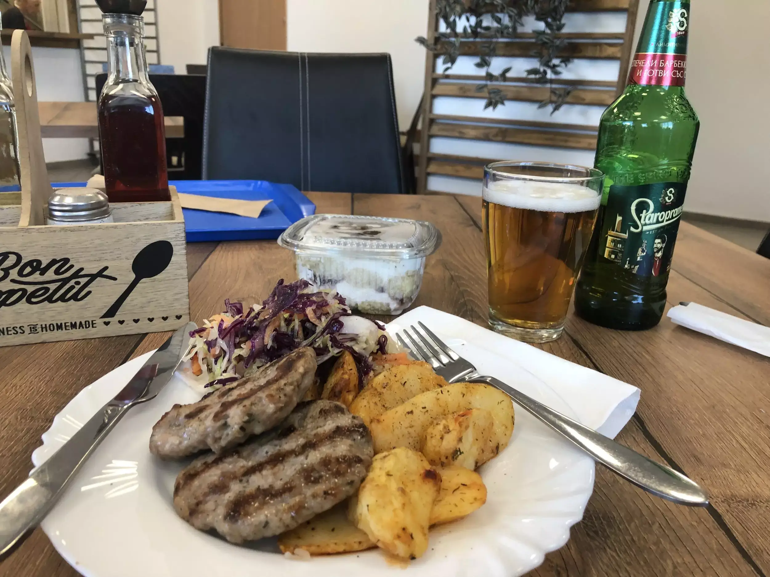 Кебапчета, картофи, салата и бира в Press Cafe & Lunch