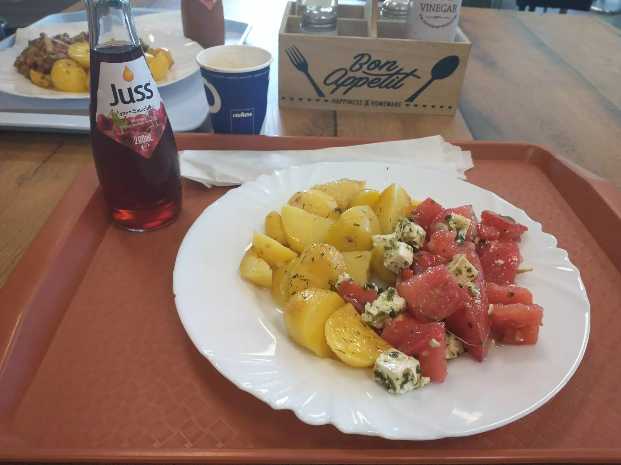 Картофи и доматена салата с напитка в AnyTime Food & Coffee